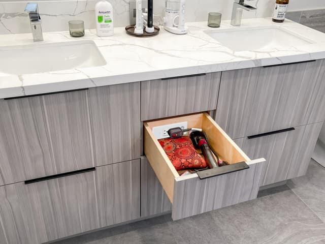 Blade Compact Vanity Outlet, 15 Amp, (2) AC GFCI, Docking Drawer