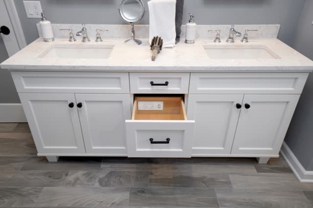 Blade Compact Vanity Outlet, 15 Amp, (2) AC, Docking Drawer